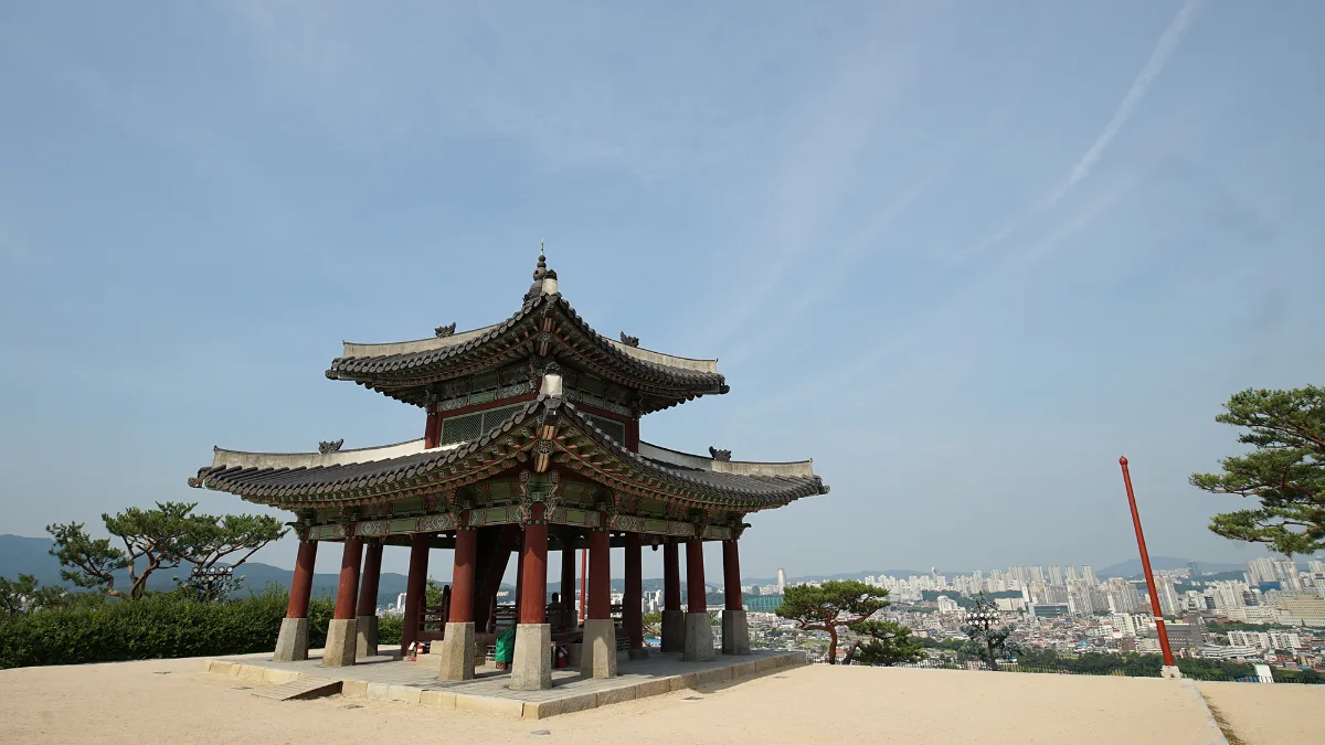 水原華城 — 二層楼閣越しの水原市街