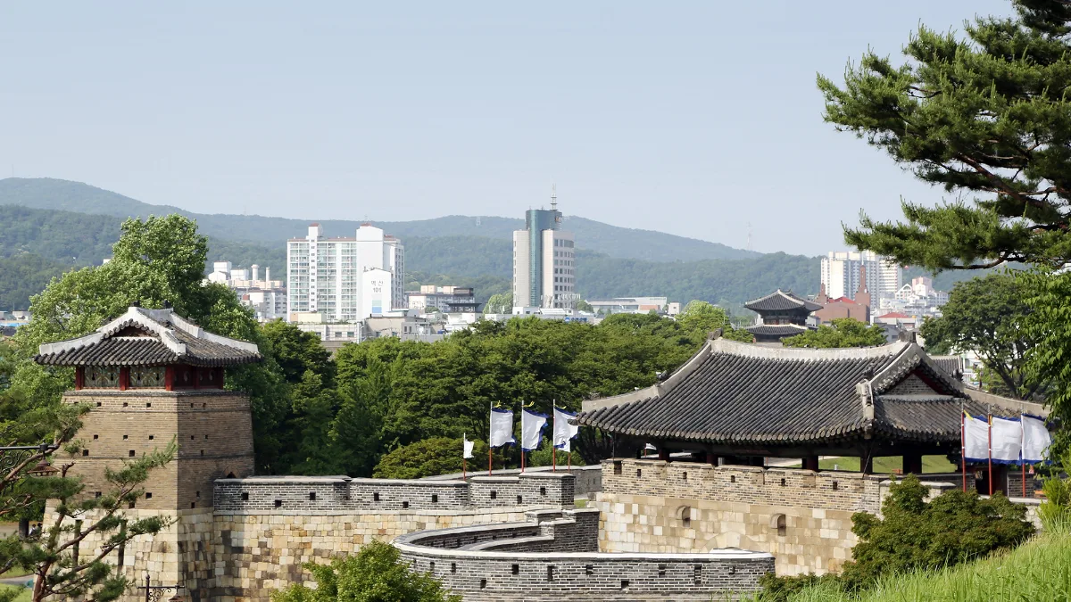 城壁と楼閣越しの市街