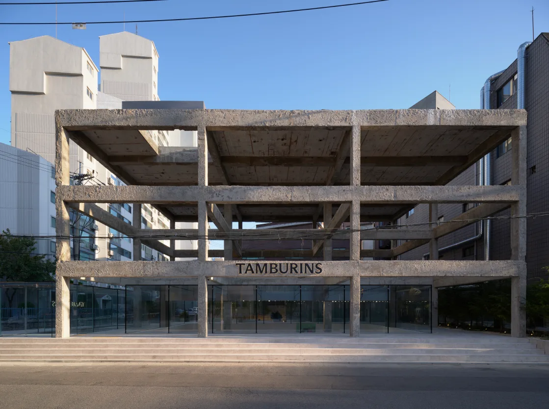 TAMBURINS 聖水店 — 青空に映える骨組みの店舗