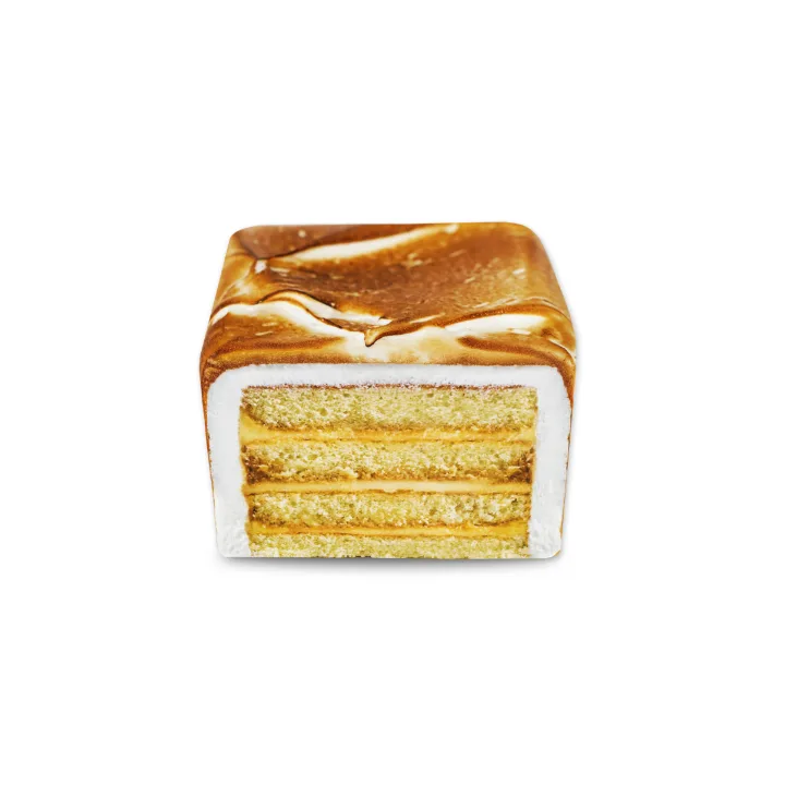 白いメレンゲをのせたケーキ