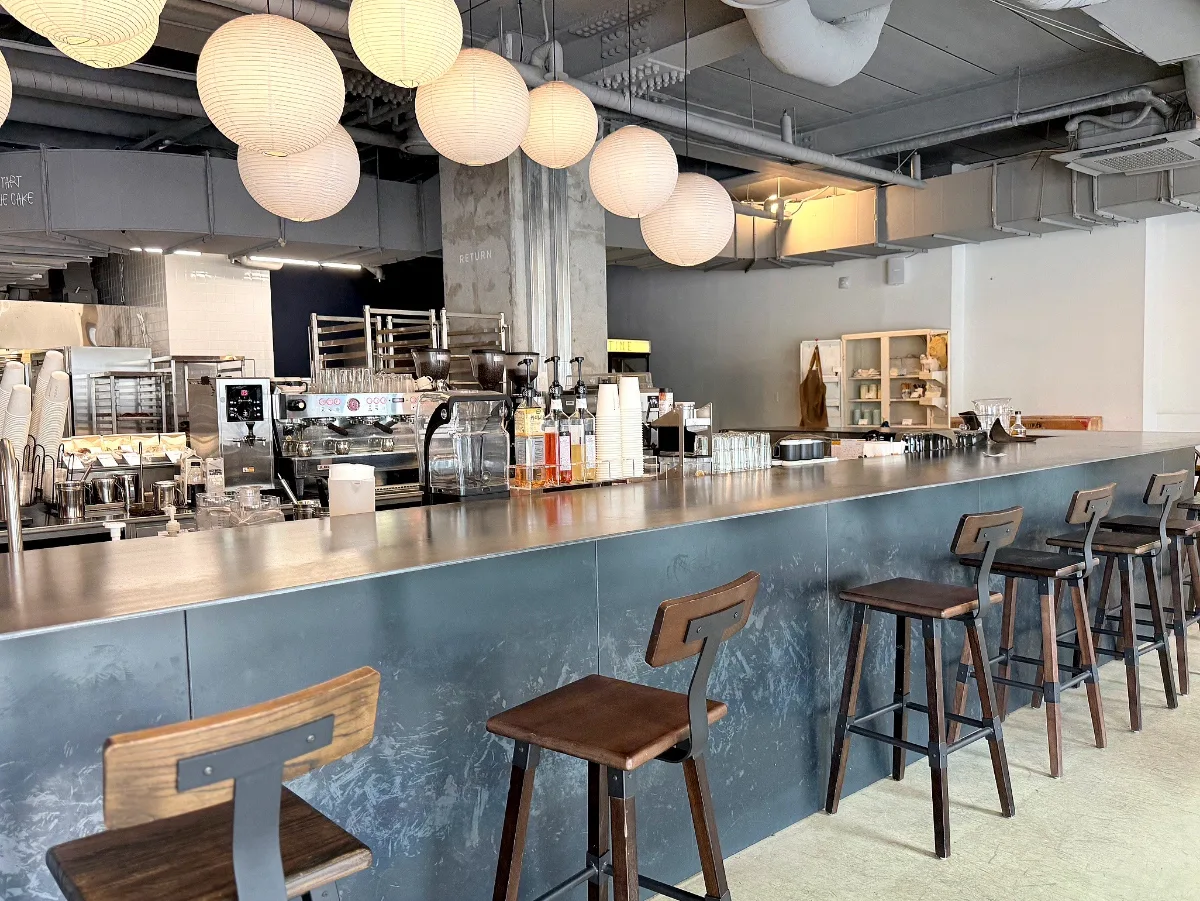 タルティーン・ベーカリー 梨泰院店 — 和紙灯りの長いバーカウンター