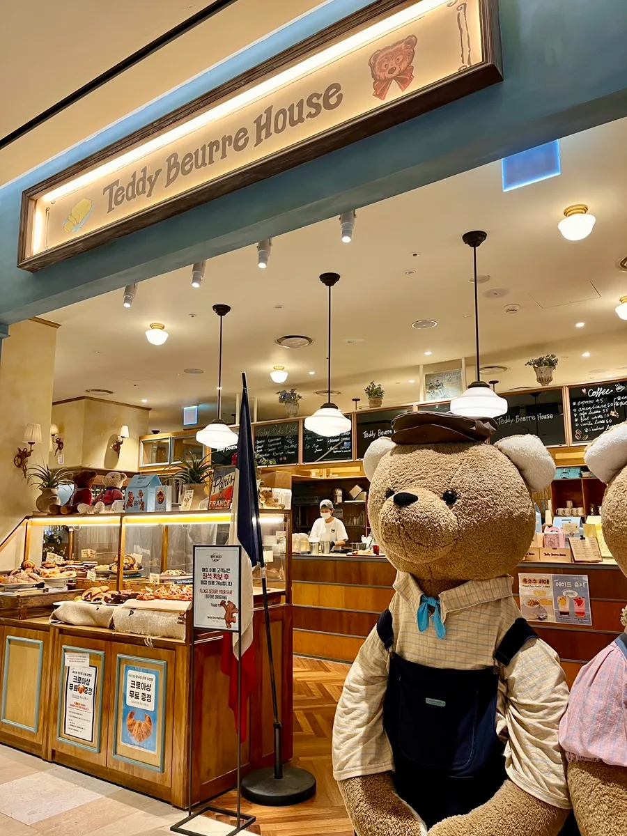 Teddy Beurre House ロッテワールドモール店 — 店名の看板と大きなクマの人形