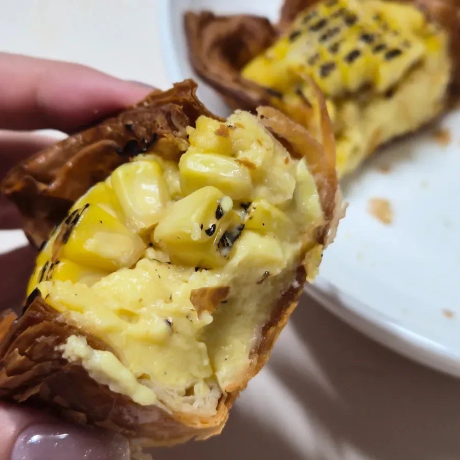 とうもろこしのフィリングが詰まったクロワッサン