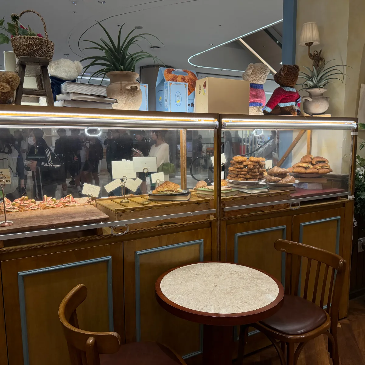 Teddy Beurre House ロッテワールドモール店 — パンのショーケース横の二人席