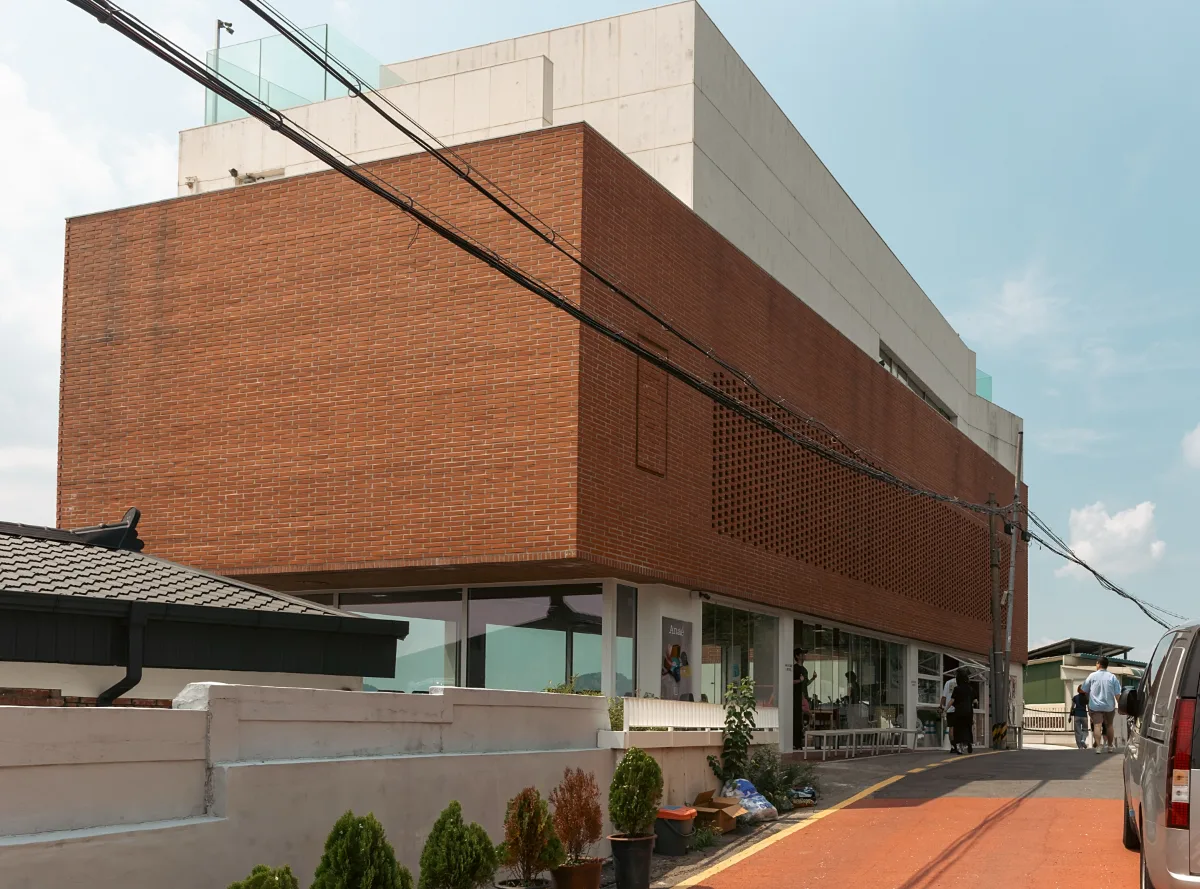 坂道沿いの赤レンガの建物
