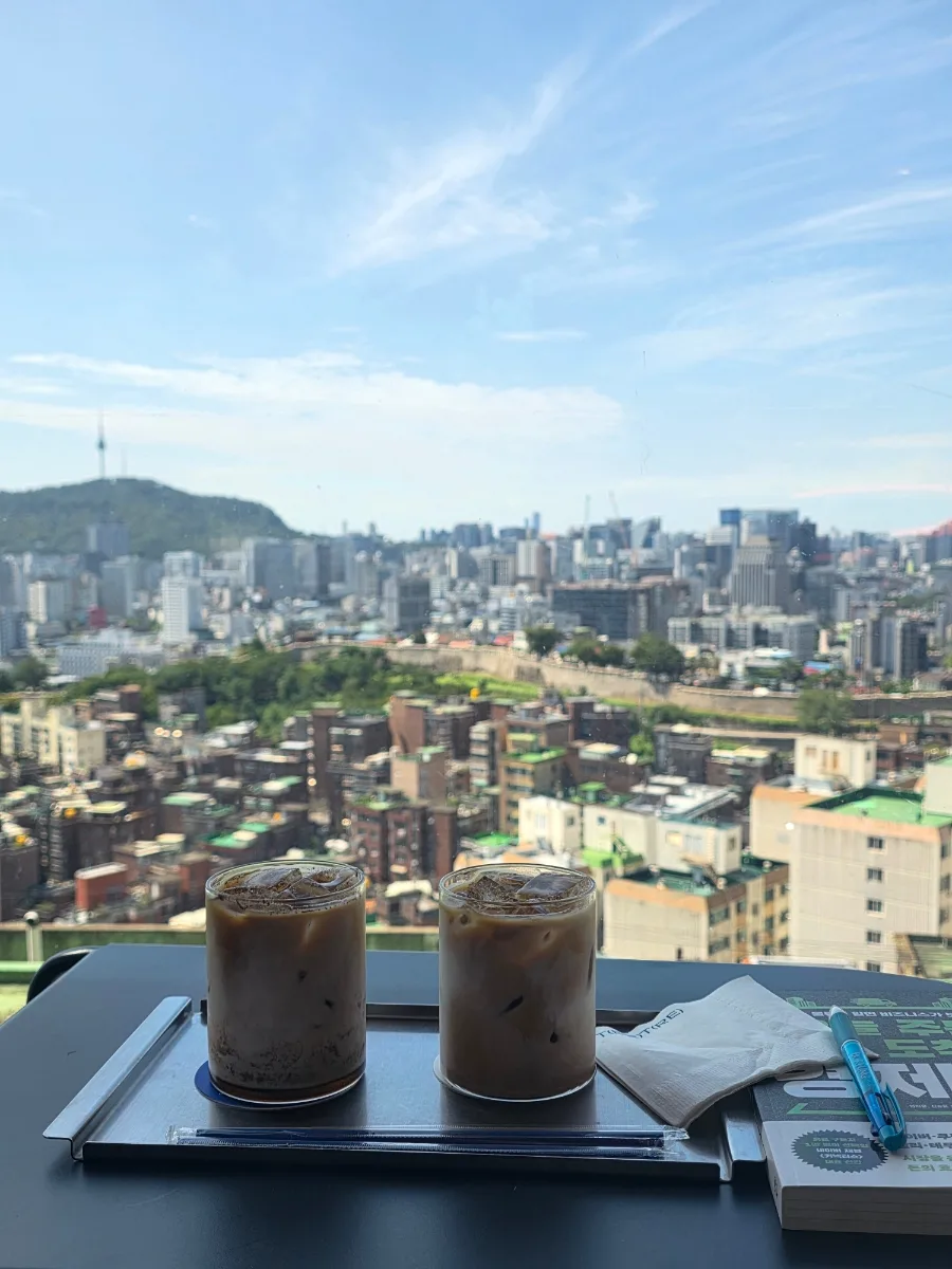 窓辺に置いたアイスコーヒーと街並み