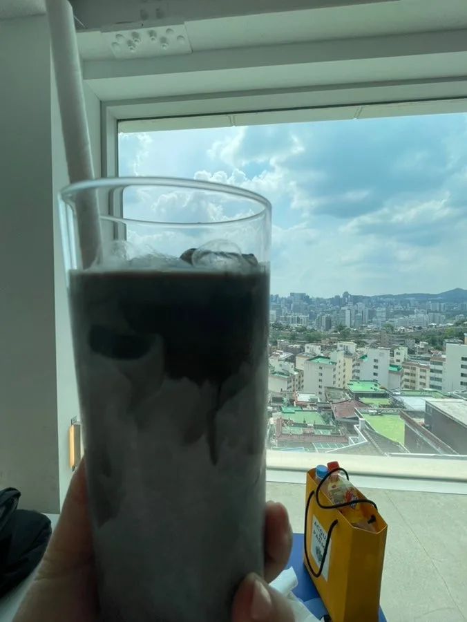 窓辺の黒と白のアイスラテ