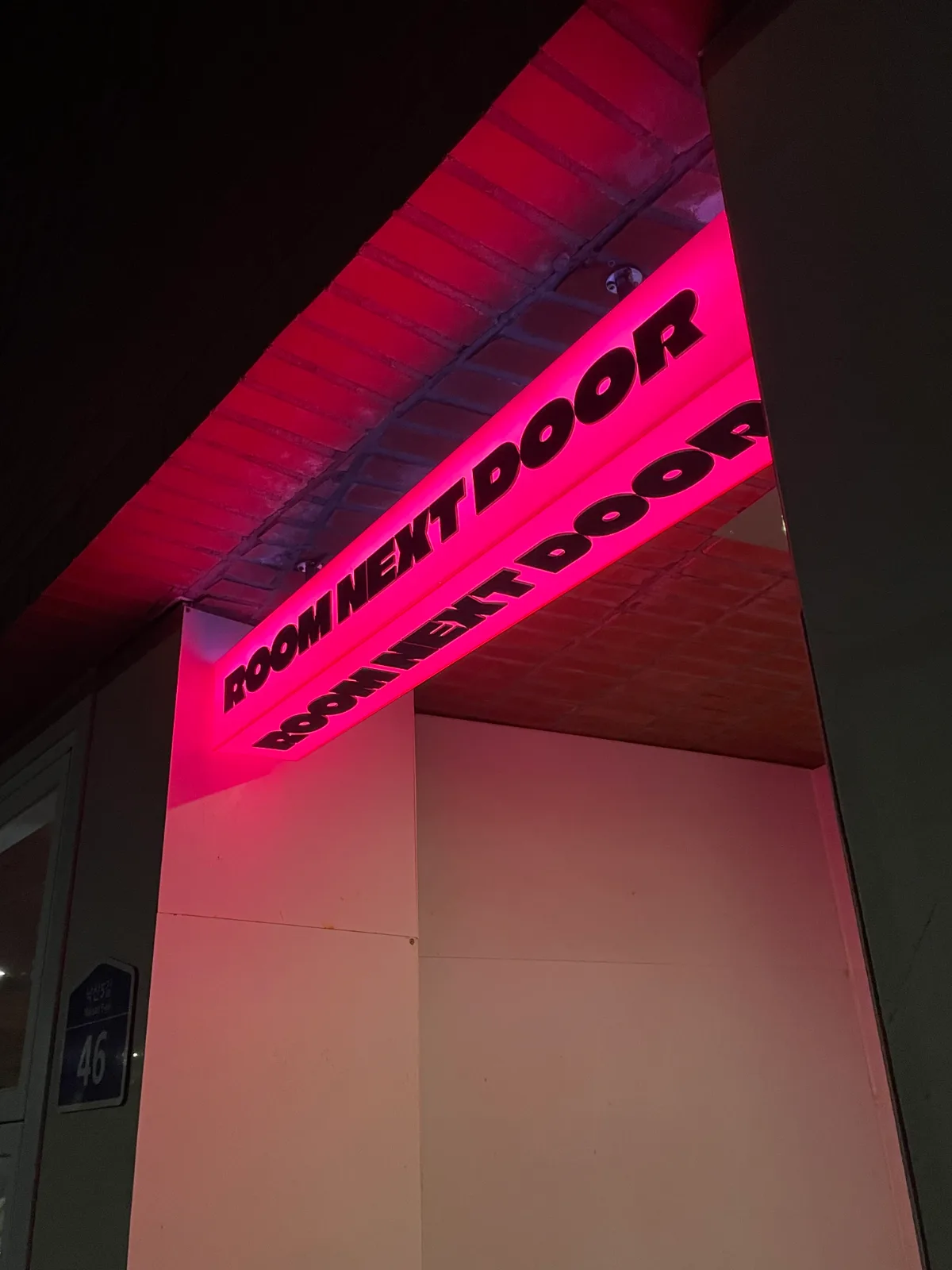 ピンクの光に包まれた展示空間