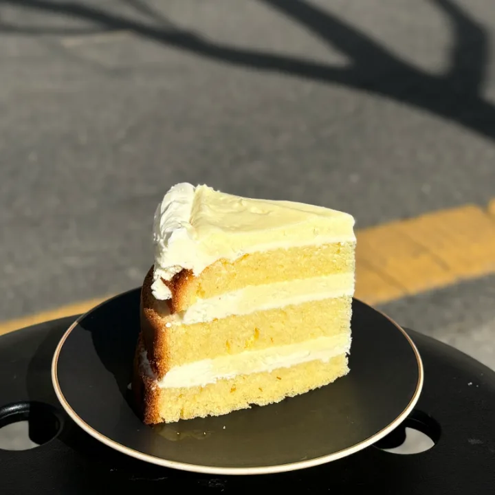 白いクリームのレモンケーキ