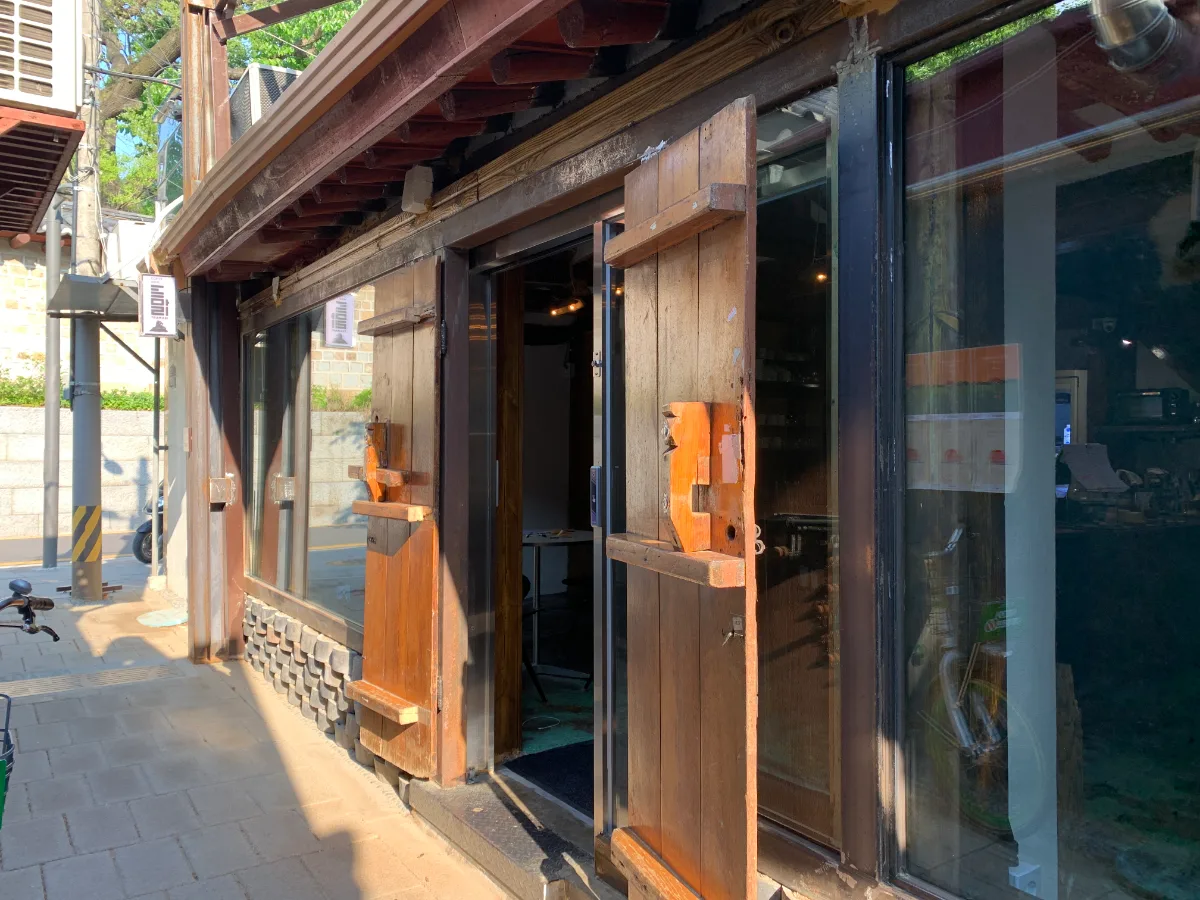 木戸が並ぶ路地側の店先