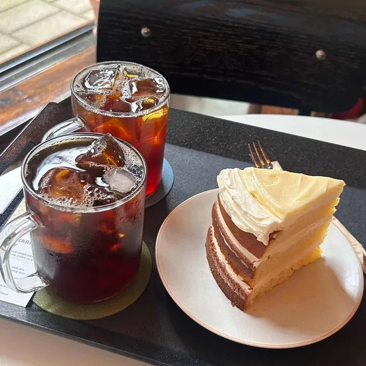 TEUMARI — ケーキとアイスコーヒー