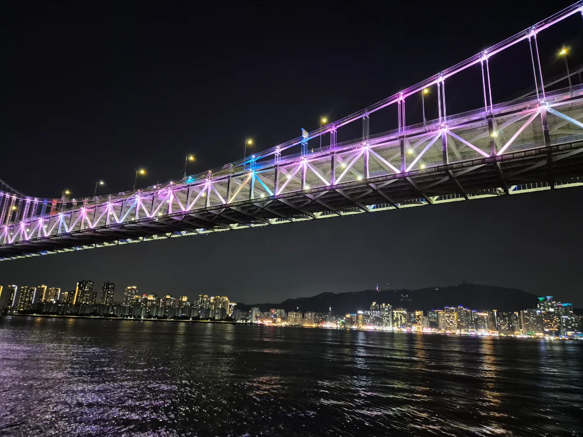 ライトアップされた広安大橋