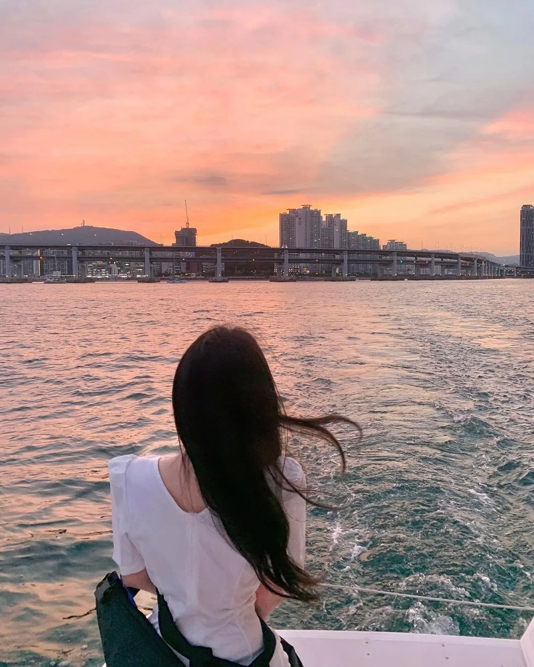夕焼けの海を眺める女性
