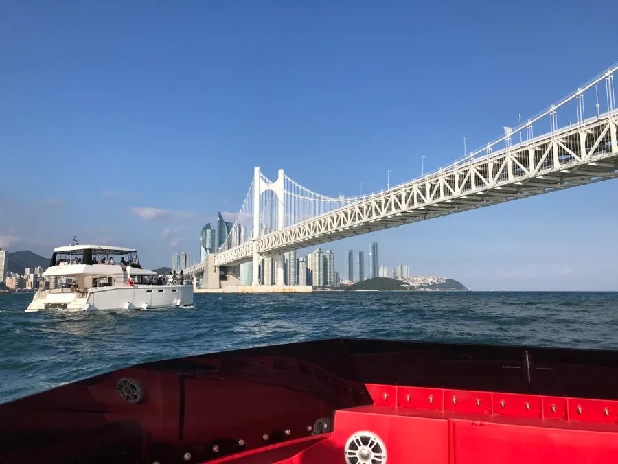 広安大橋と海上のヨット