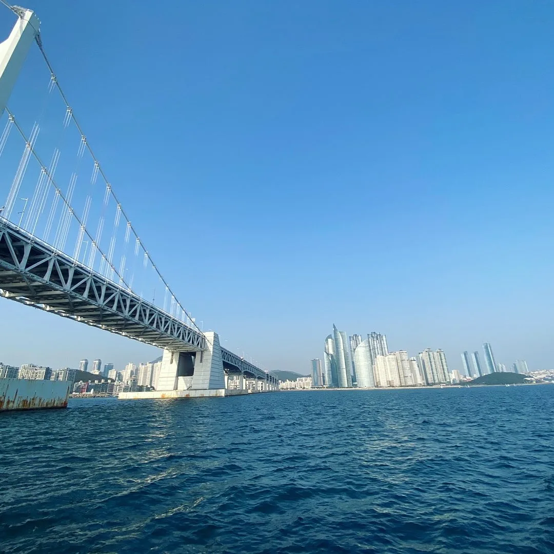 青い海と広安大橋の街並み