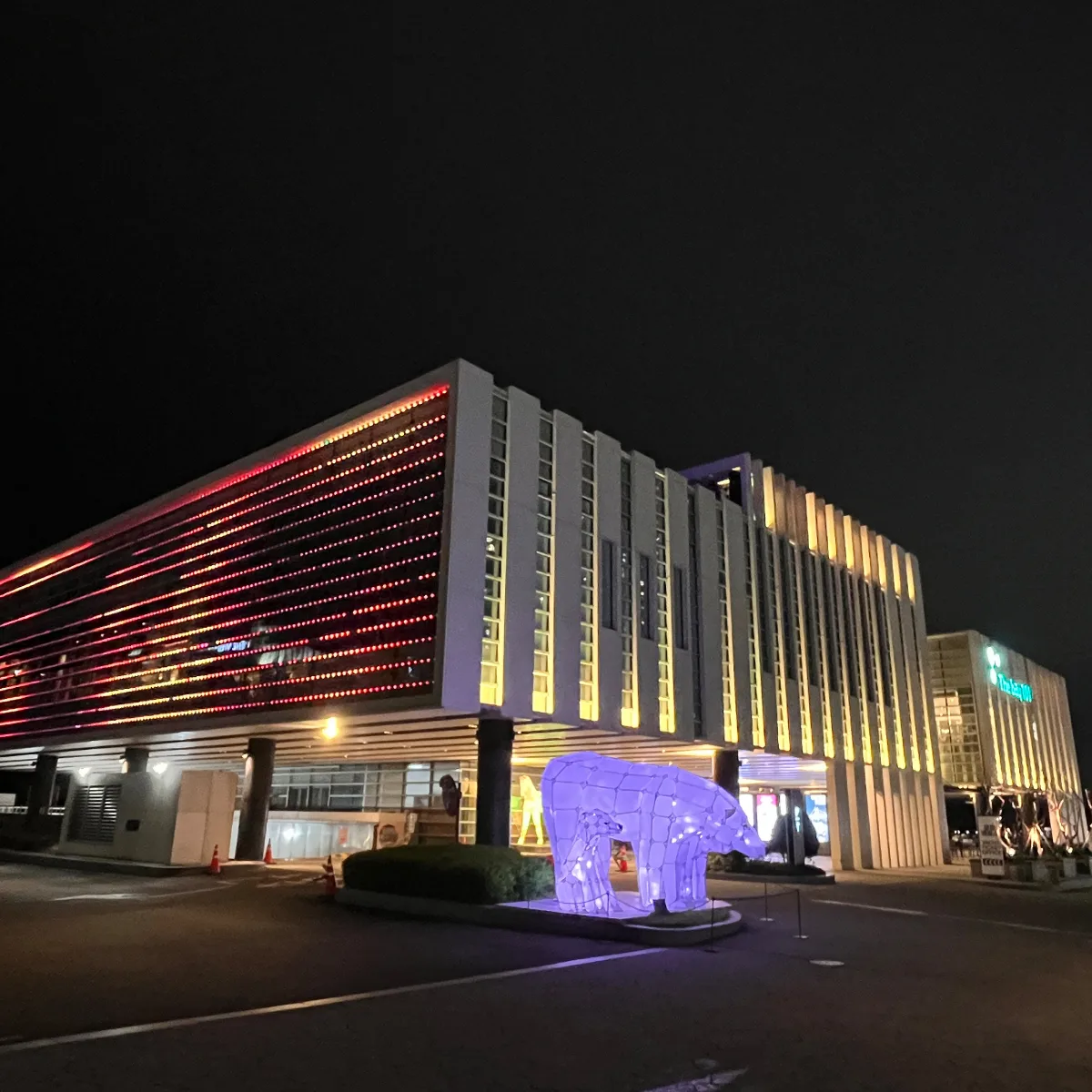 赤い照明と白熊像の建物