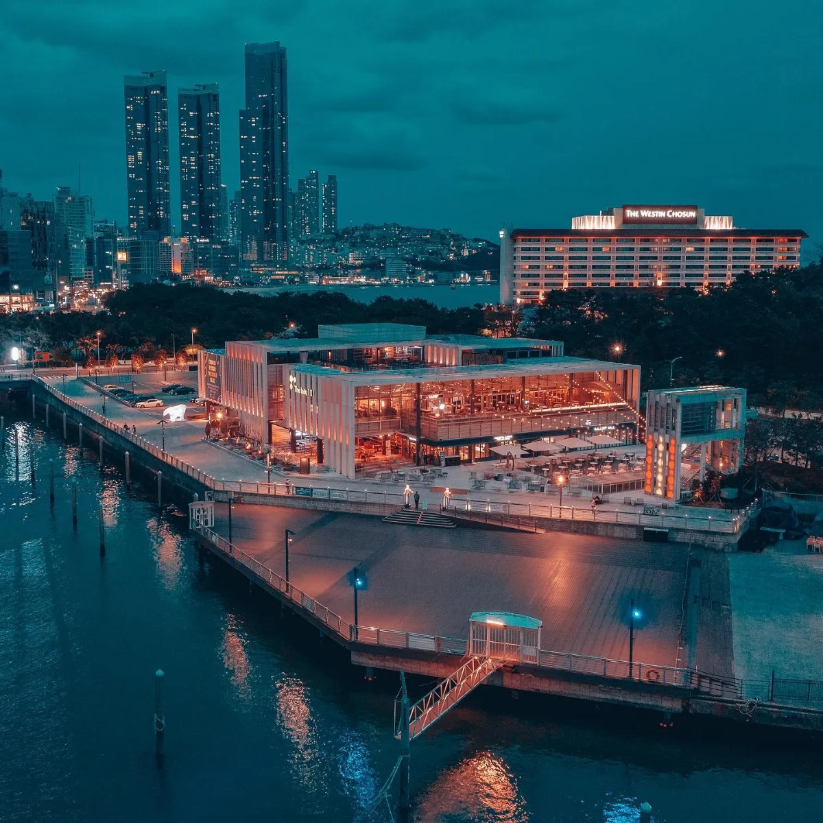 The bay 101 — 水辺に建つ施設の夕景
