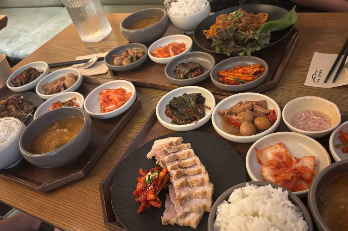 THE GIWA 合井店 — 定食と小皿料理が並ぶ食卓