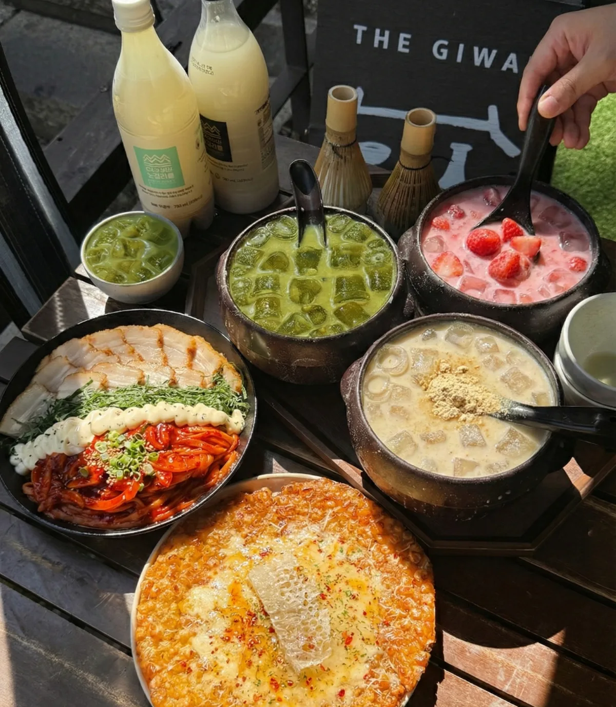 緑色のドリンクと韓国料理