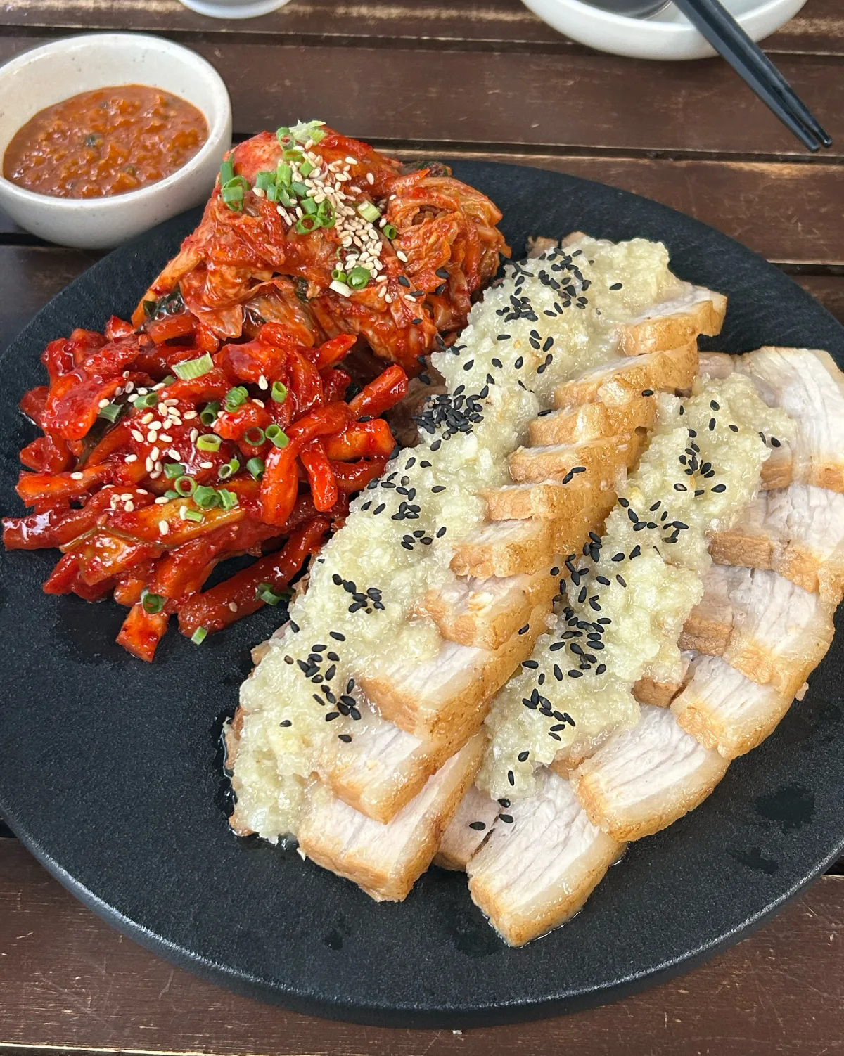 THE GIWA 合井店 — ニンニクをのせた豚肉とキムチ