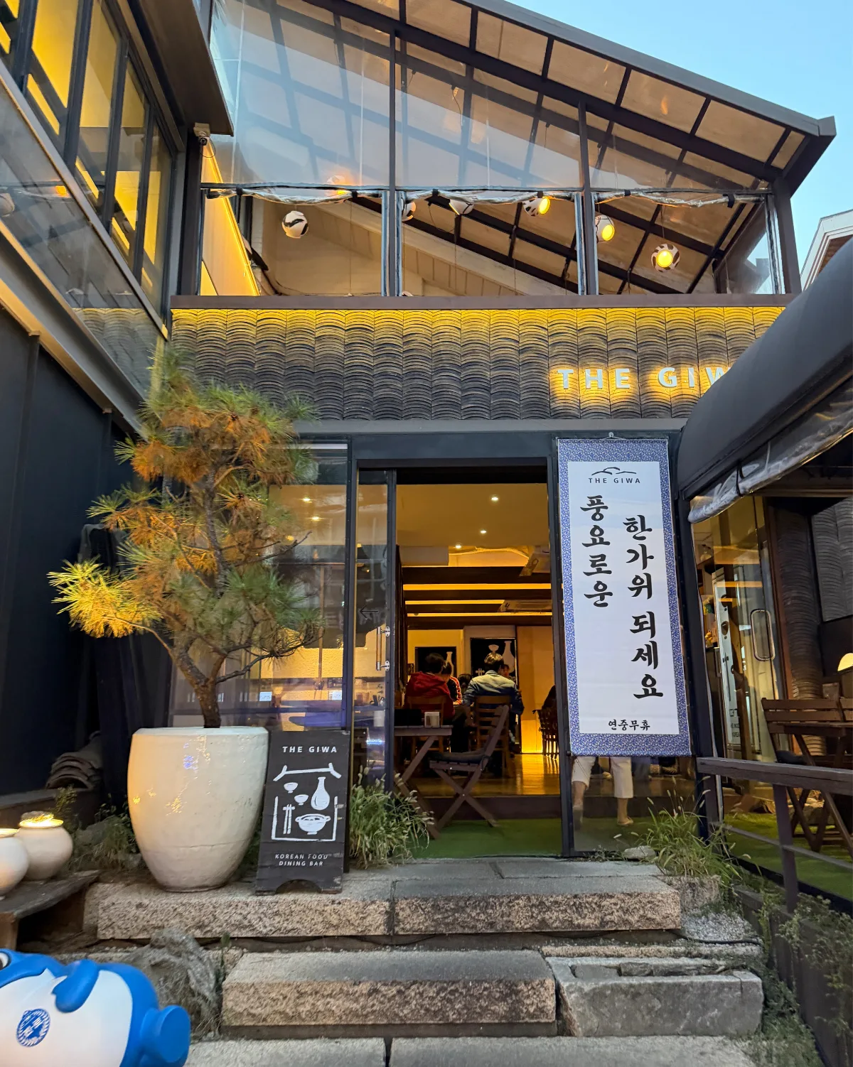 THE GIWA 合井店 — 瓦模様の壁がある店先