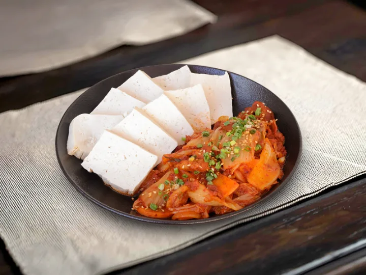 豆腐と豚肉の甘辛炒め、キムチ添え