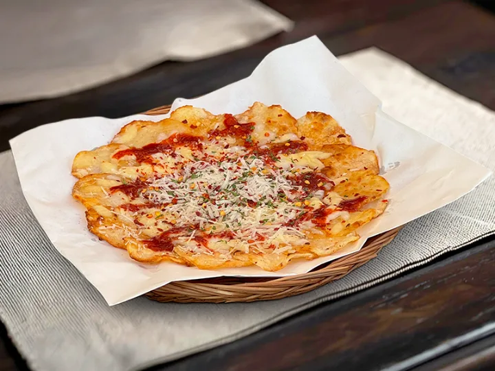 辛い蜂蜜のチーズ入りジャガイモチヂミ