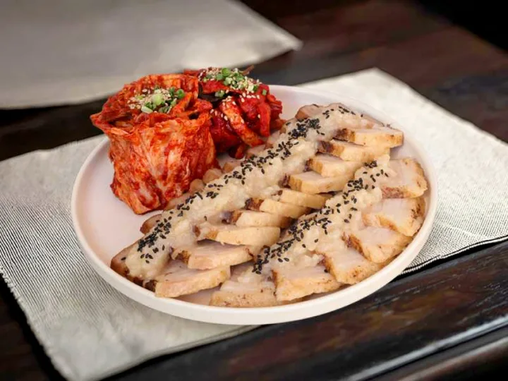 ニンニク風味のゆで豚とポッサムキムチ