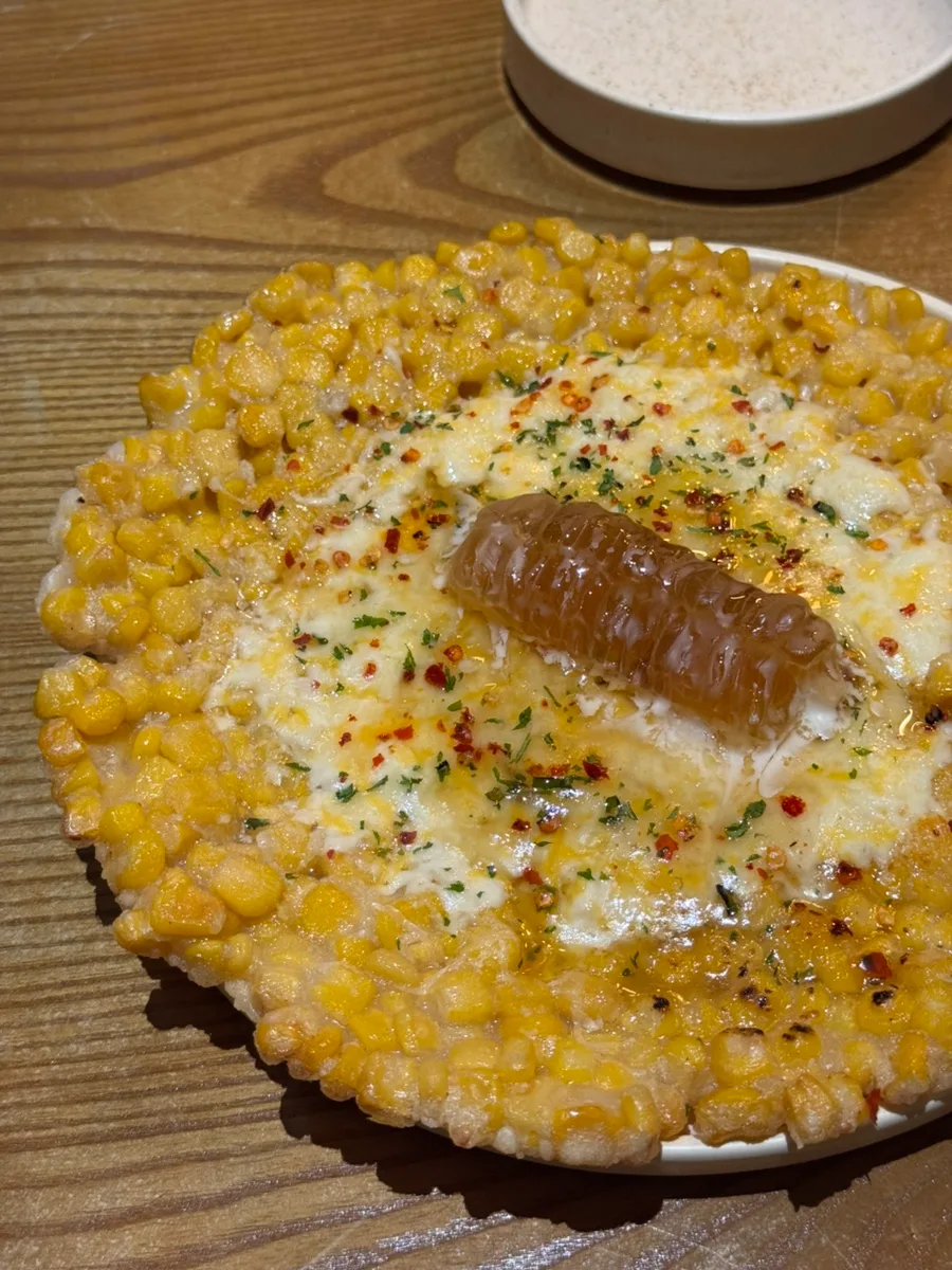 蜂の巣をのせたトウモロコシチヂミ