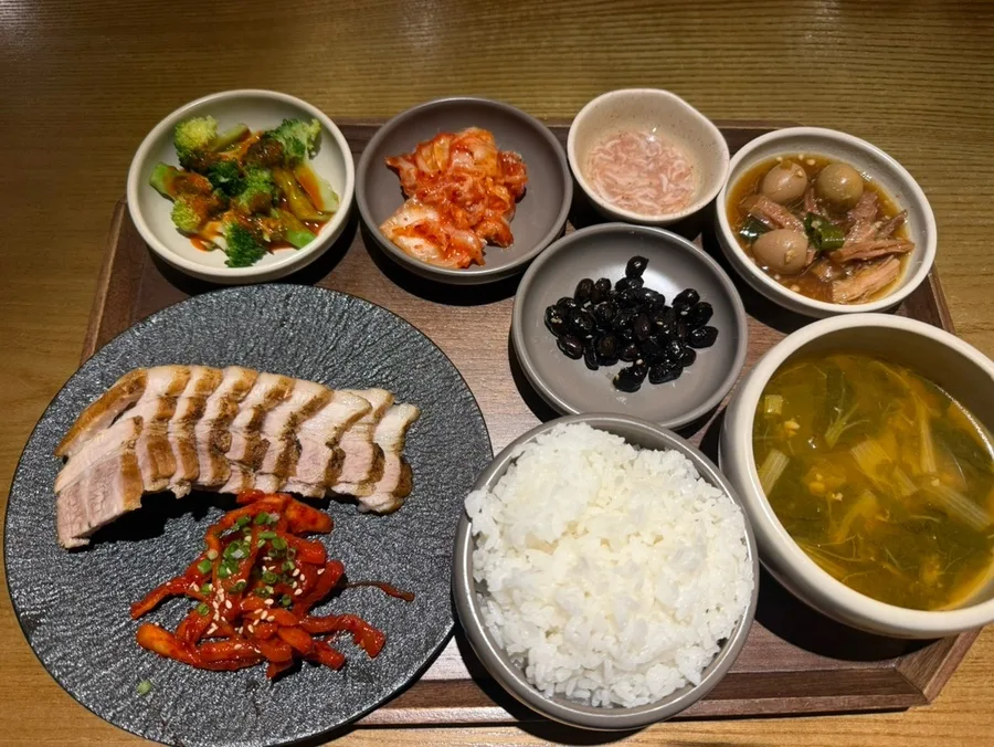 ゆで豚とご飯、おかずが並ぶ昼の定食