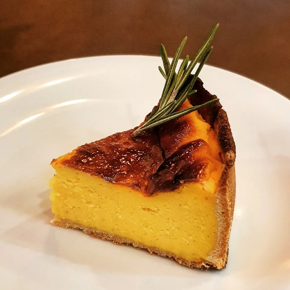 表面を焦がしたバスクチーズケーキ