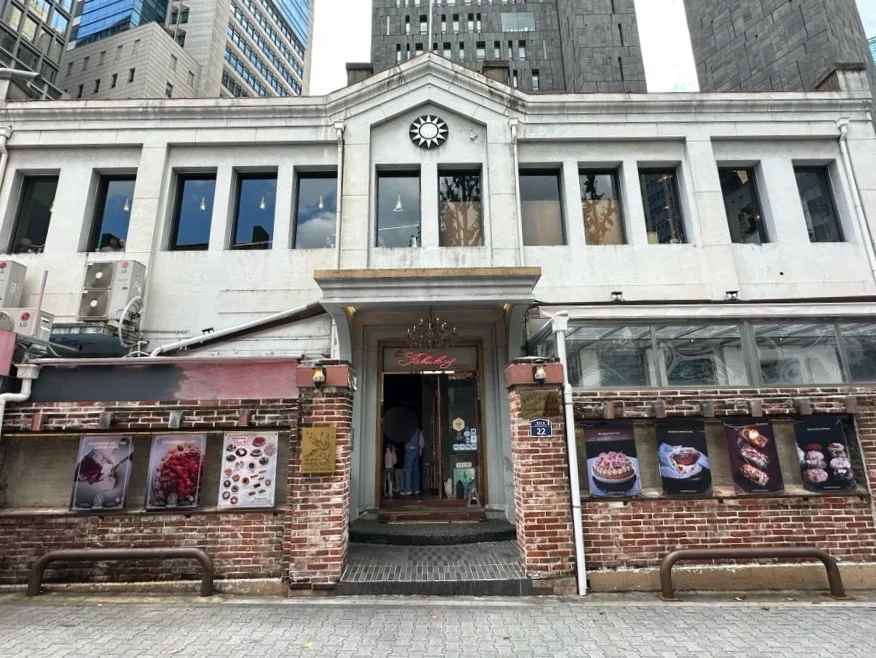 The Spot Fabulous — レンガ塀に囲まれた店の入口