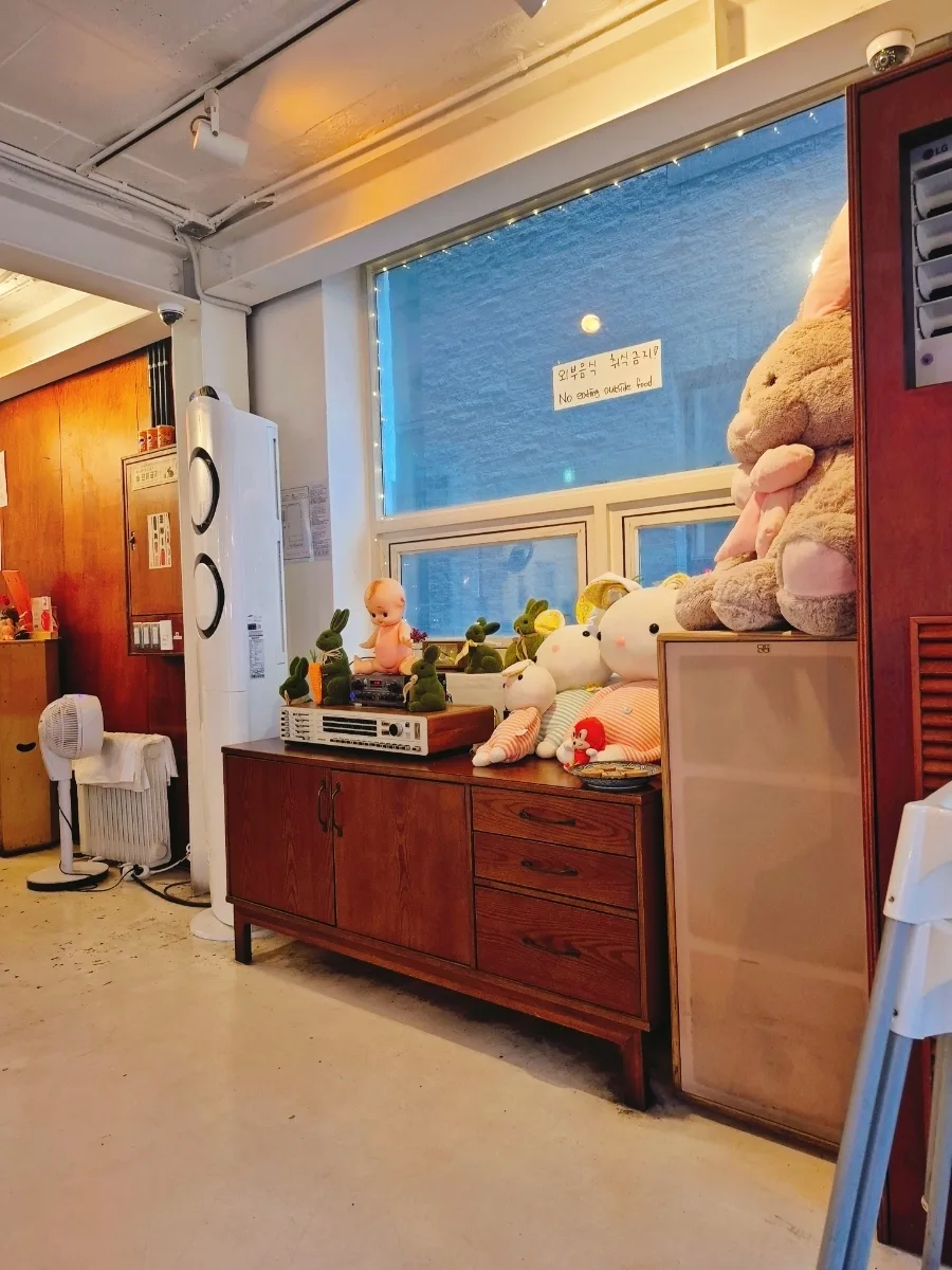 うさぎのぬいぐるみが並ぶ店内