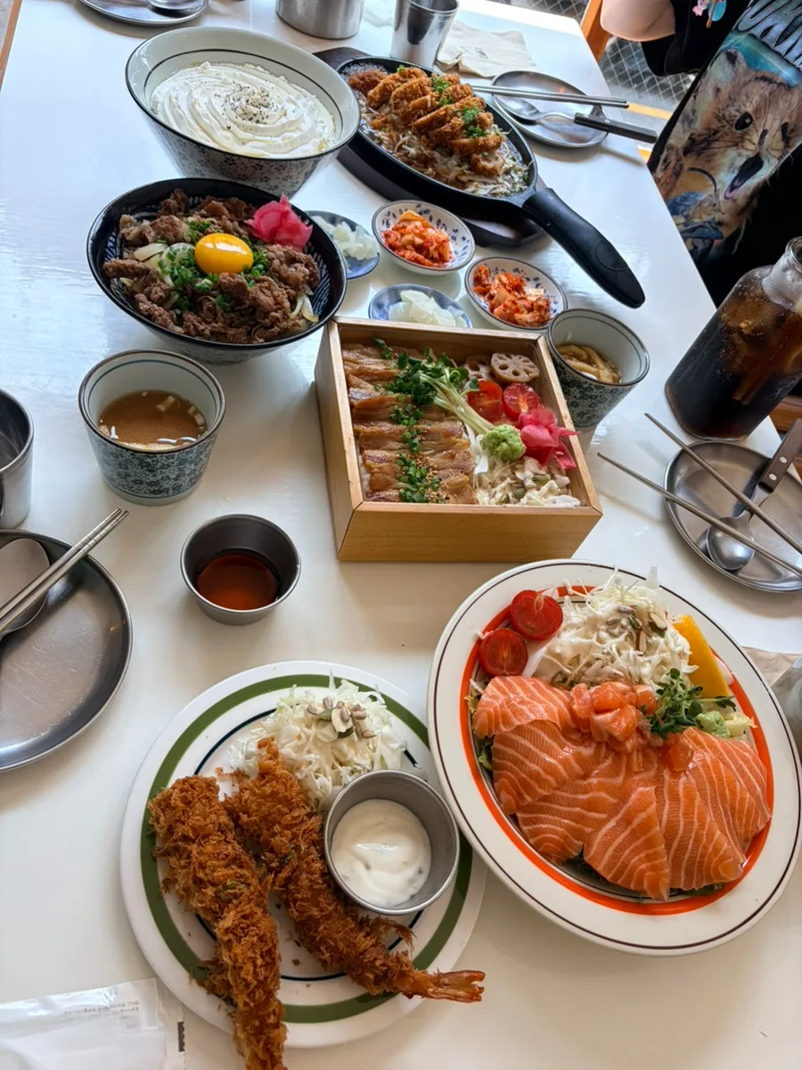 トッキジョン 弘大店 — 料理が並ぶテーブル