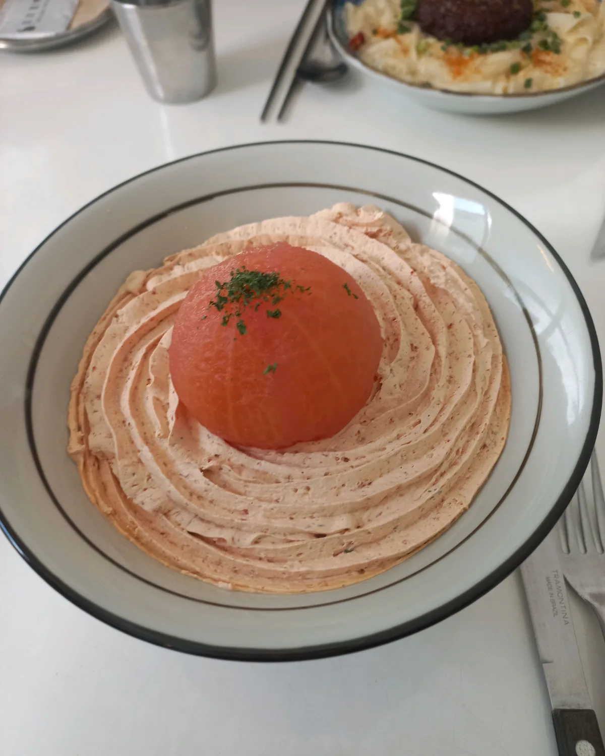 赤いトマトをのせたクリーム