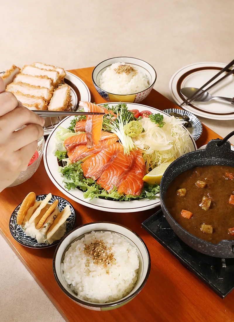 サーモンとカツが並ぶ食卓