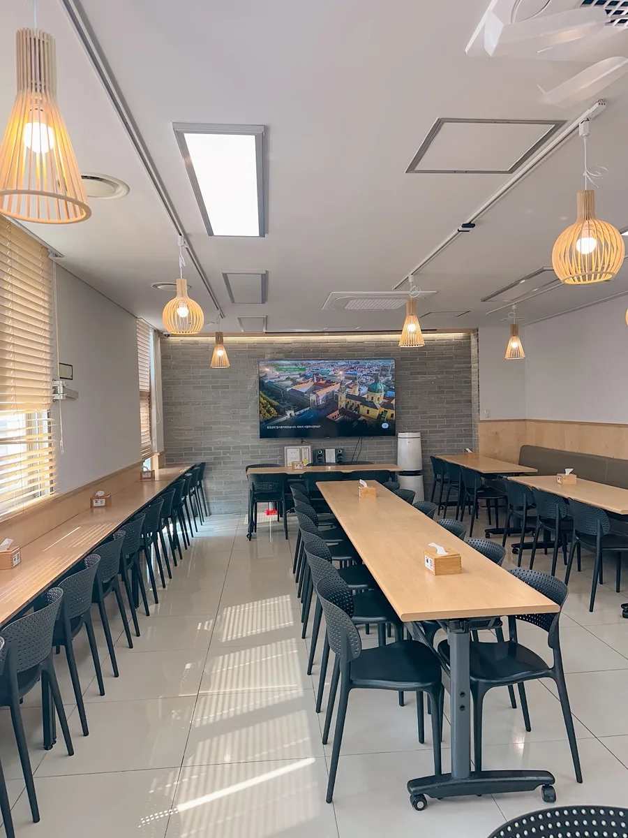 木製ランプと長机の食堂