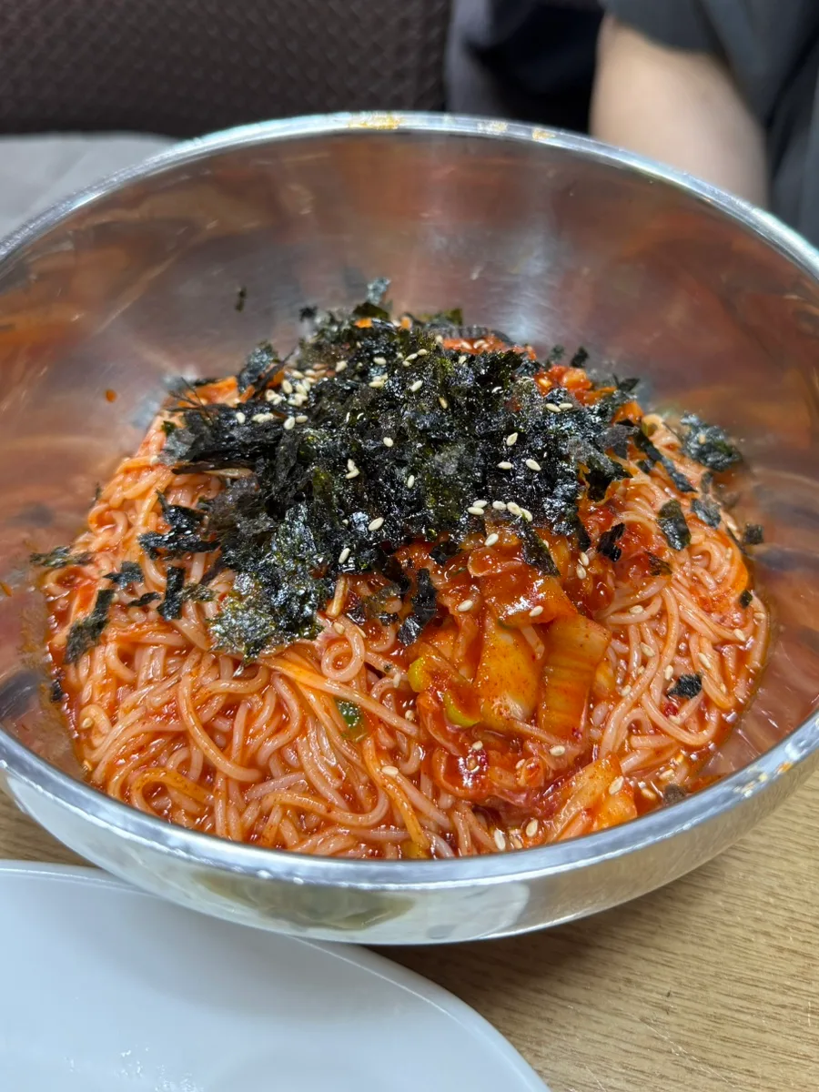 通仁市場 — 海苔をのせた赤い混ぜ麺