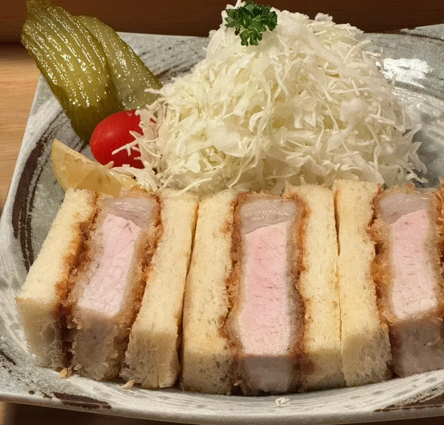 カツサンドとせん切りキャベツの盛付