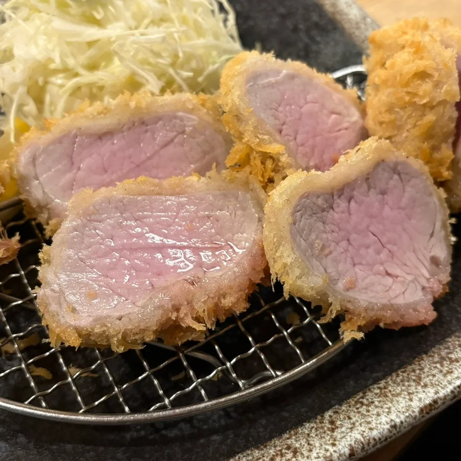 ヒレカツの断面とキャベツ