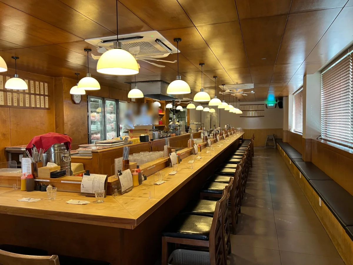 木目カウンターと暖色照明の店内