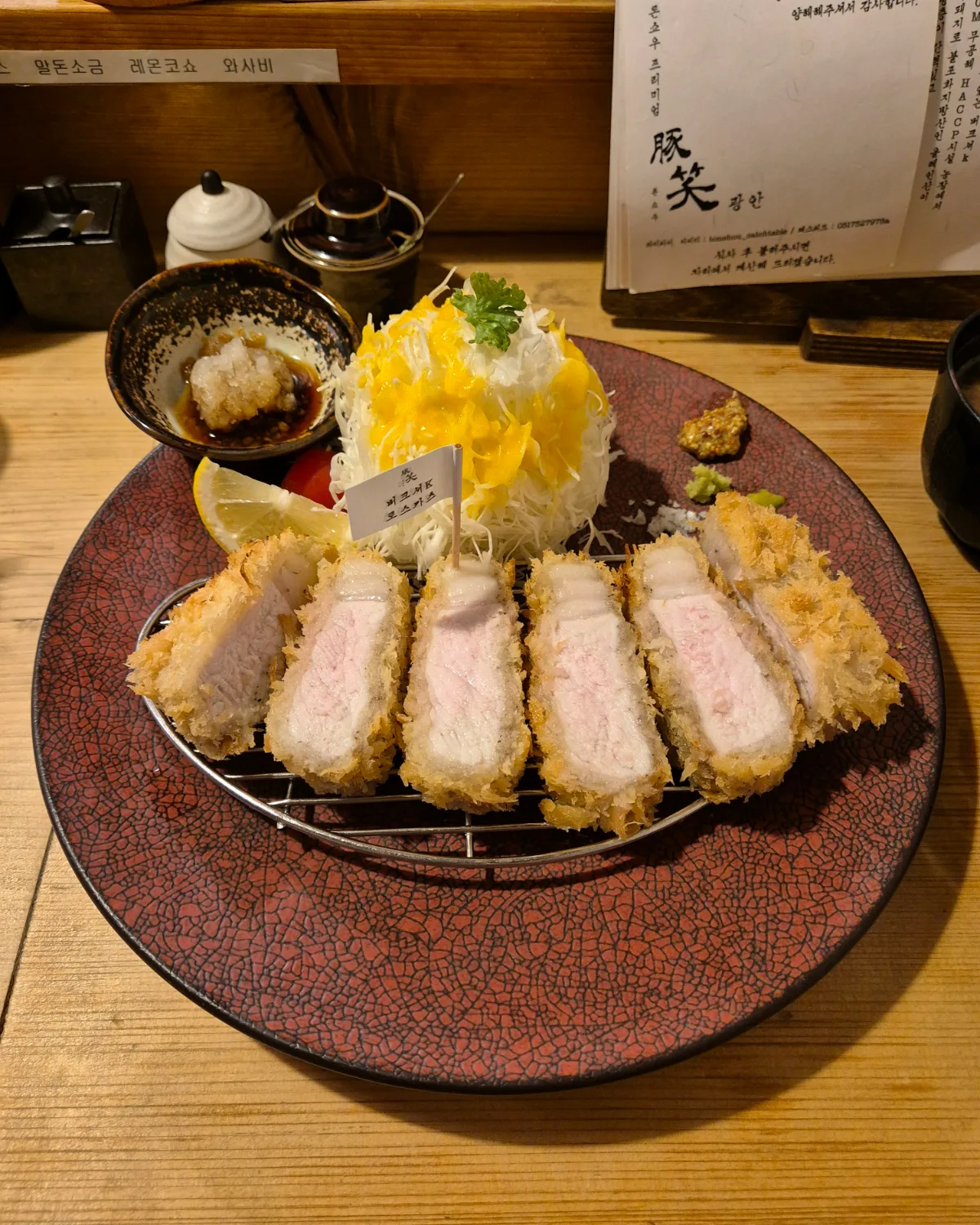 紅色の皿に並ぶロースカツ