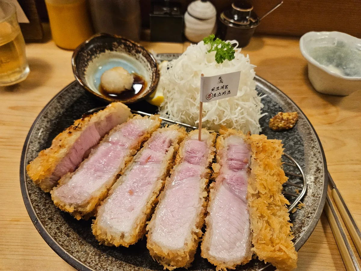 豚笑 広安店 — 断面がピンク色の厚切りロースカツ