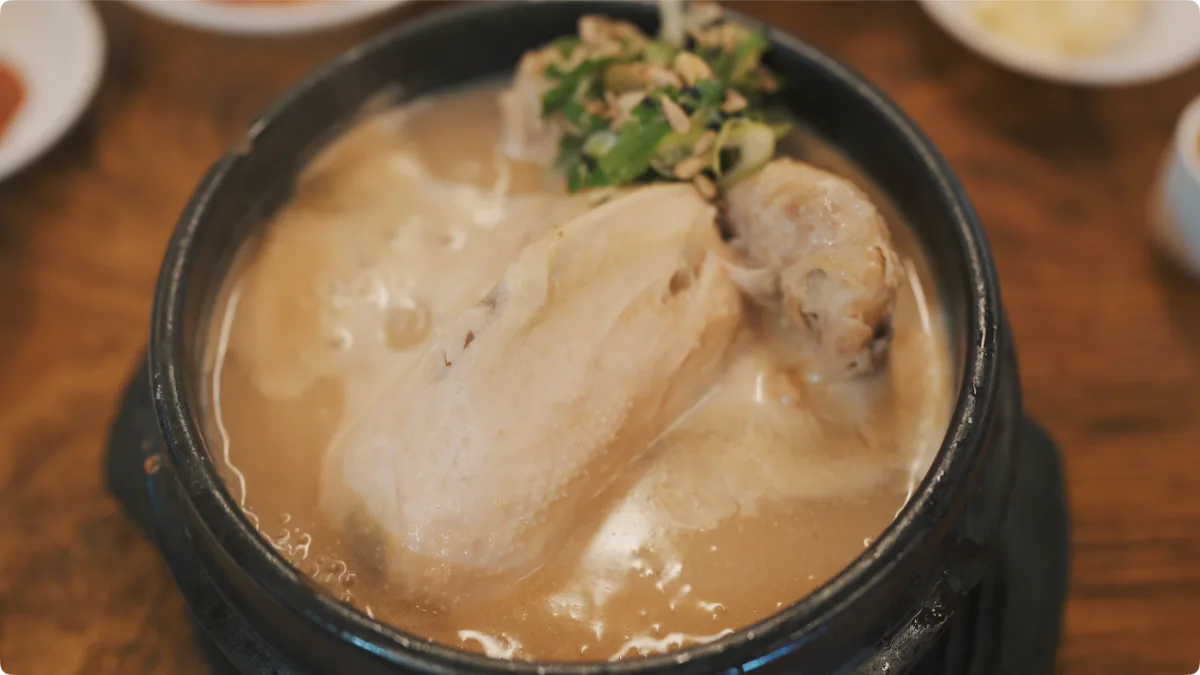 土俗村 — 土鍋に収まる丸鶏と薬味