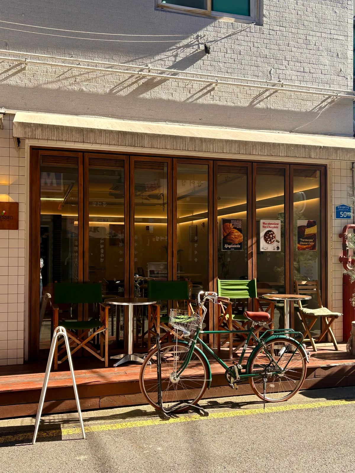 TRESSED — 緑の自転車が立つ店先