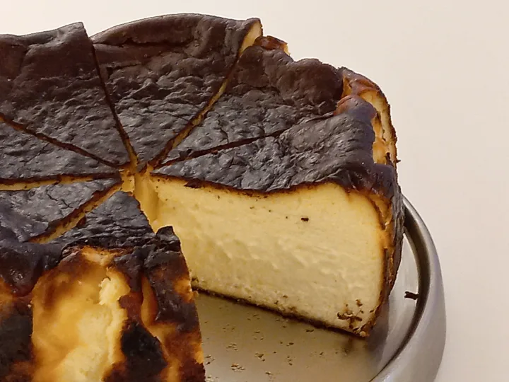切り分けた焦げ色のバスクケーキ