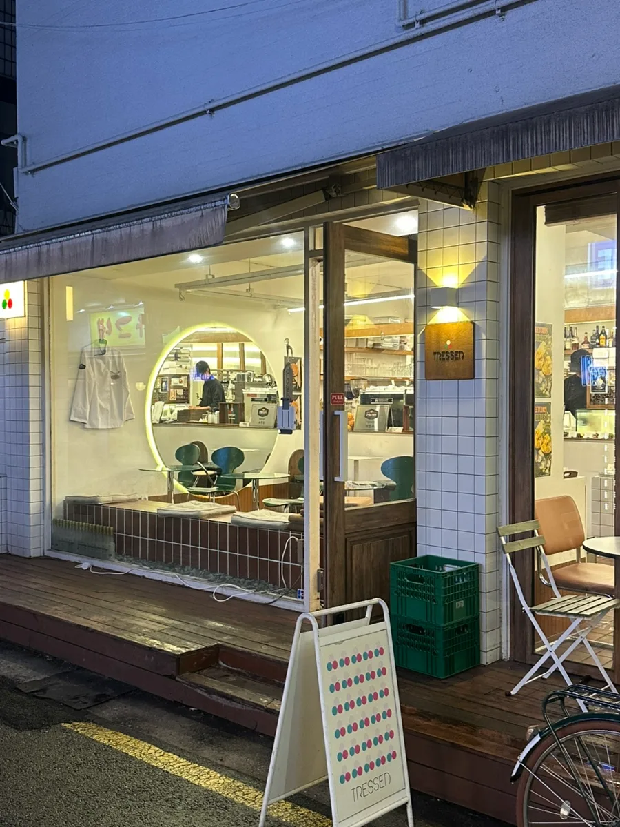 丸窓が見える夕暮れの店先