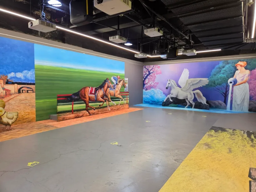 馬の壁画が並ぶ展示室