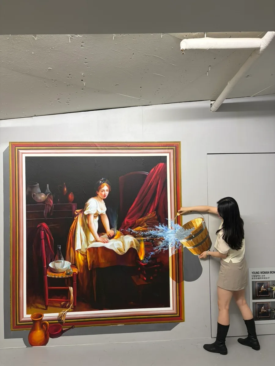 水桶を傾ける名画の錯視展示