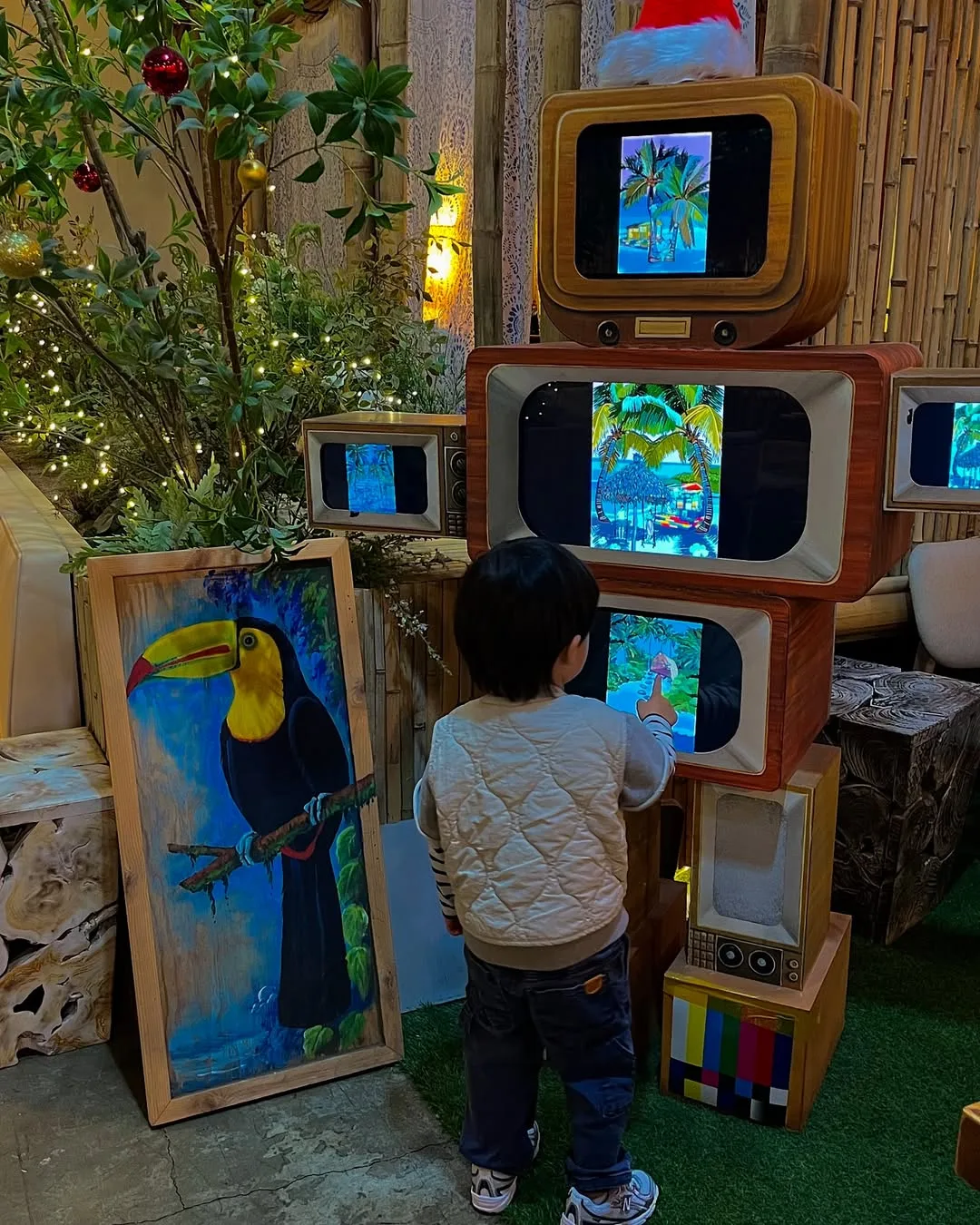 テレビ展示を見る子ども